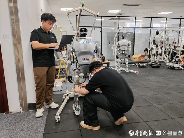 “断臂”完赛火出圈，“济南造”机器人脱颖而出的背后