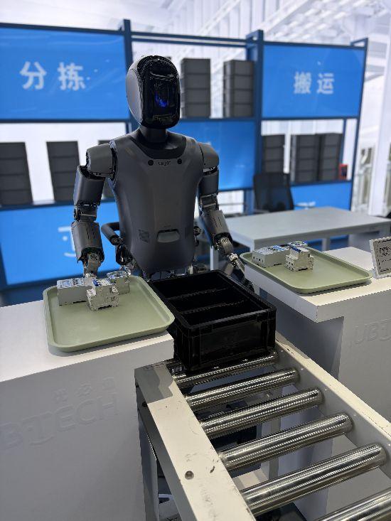 合肥机器人迎接全球游客