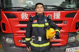 新手消防员从变形冒烟事故车中救人！每个步骤都冷静又老练图片