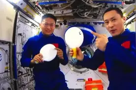 “天宫课堂”小实验诠释“大道理”——中国空间站太空授课扫描图片