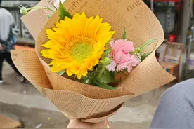 “我有两个妈妈！”社区主任6年守护留守男孩，这个母亲节他们终于团圆！图片