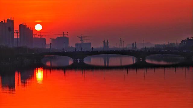 北京朝霞：水墨的留白里，藏着整片天空的色彩