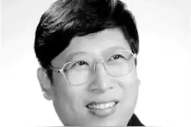 天津外国语大学原校长修刚去世：飞机上突发疾病，航班曾挂7700紧急备降重庆图片