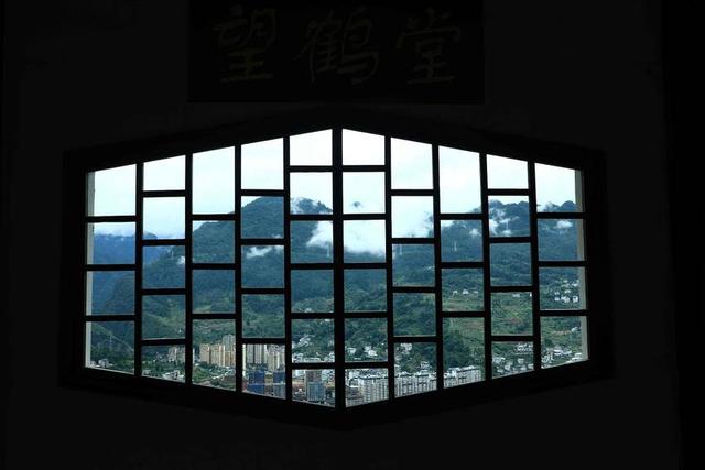 鹤峰秋来风景异：容美山城 披纱叠翠舒展