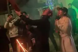 郭富城陪妻子回安徽老家拜年发红包还玩加特林，被宴请邻居：每个合影的人他都没拒绝图片