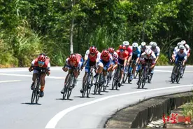 153人上演速度与激情！2024中国公路自行车职业联赛（四川梓潼站）开赛图片