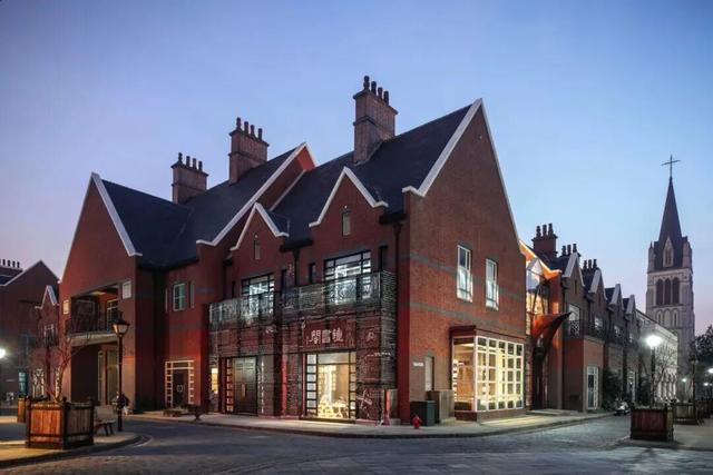 正是银杏金黄时！泰晤士小镇入选市级旅游休闲街区，快来打卡