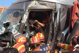 邹平：两半挂车追尾 一司机卡腿被困驾驶室图片