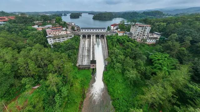 央省媒体关注！建库53年，黑龙滩水库第一次在主汛期泄洪