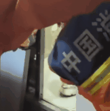 老鼠“作案”致女子被困电梯