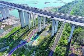 翻护栏、爬陡坡、穿铁路……冒险钻进游乐园步步惊心图片