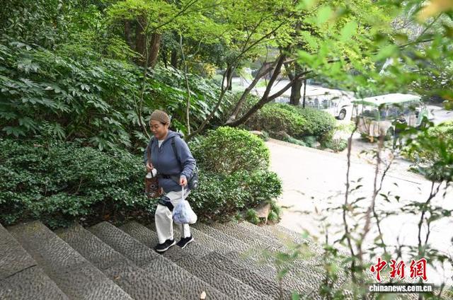 浙江杭州：外骨骼机器人助力民众登高
