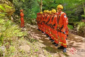 云南丽江：森林消防员在高山峡谷间锤炼绳索救援能力图片