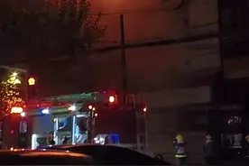 今天凌晨曲阳路近玉田路一建筑外立面起火 多辆消防车处置无人员伤亡图片