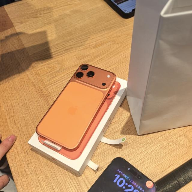 iPhone17开售！记者直击长沙门店，七点就有人排队，黄牛愿加价四五百回收