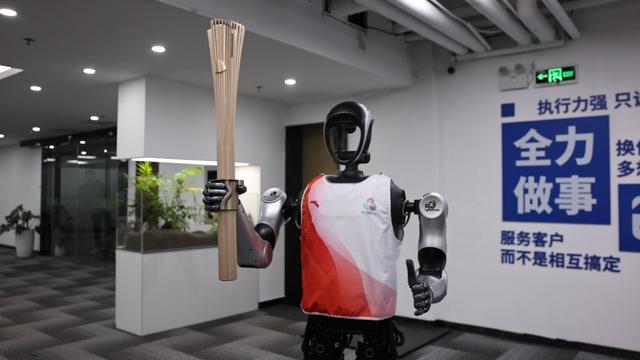 深圳“0号”火炬手，是机器人！