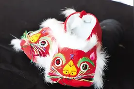 巧手缝制“虎头鞋”图片