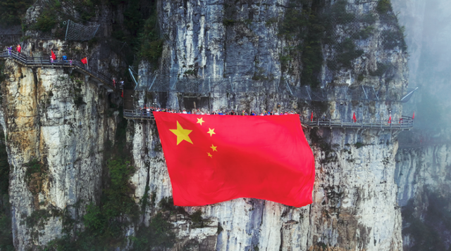 湖北恩施： 云雾织仙境 科技助畅游