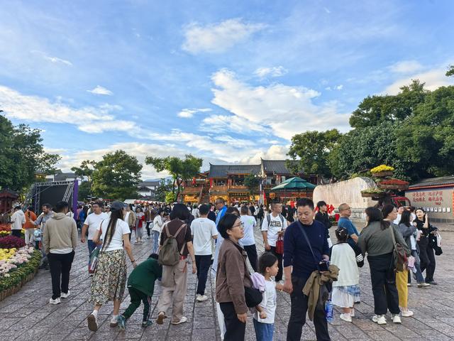 金秋邂逅古城之美 游客赞誉丽江韵