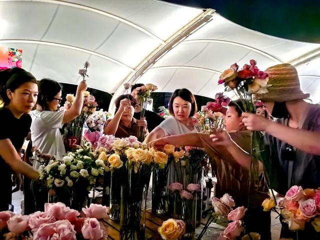 游上海松江 寻上海之根丨光影伴花香！泰晤士云花市集人气旺