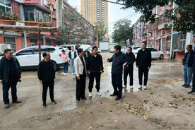 现场办公结对小区整治 共同助力文明城市创建图片