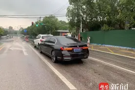 保持安全距离很重要：司机跟车太近，追尾前车负全责图片