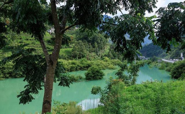 鹤峰：秋水伊人湾潭河