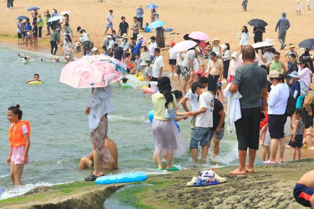 众拍 | 日照海边被 “人海” 包围，沙滩秒变 “人的海洋”