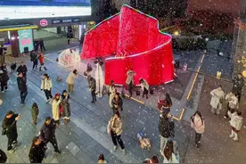 听说这里下“雪”了？！丰盛里用光影绘制城市温暖画卷图片