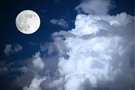 我看过许多月亮，只忘不掉那一个图片