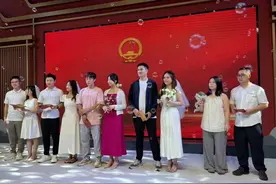 新政后首个“520”，这家民政局提供婚姻咨询，还有多种拍照背景墙，新人早4点排队图片