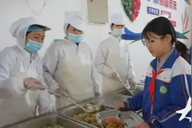 在学校也能尝到“妈妈的味道”！成武探索“家长帮厨”管理模式图片