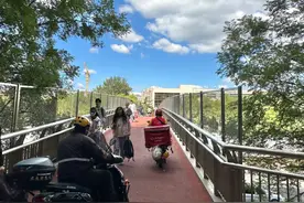 5分钟65人无一下车！过街天桥上电动车“风驰电掣”图片