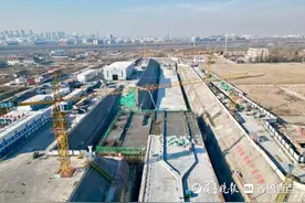 全线首个！青岛地铁9号线海西村站主体及附属结构同步封顶图片