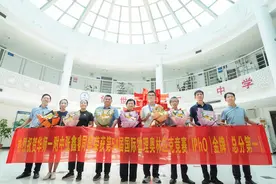 17岁湖北少年勇夺世界第一，回家第一件事：拆北大录取通知书图片