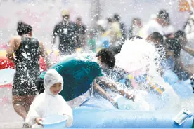 捞渔河湿地公园上万人欢度泼水节图片