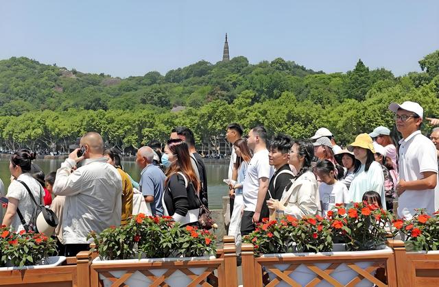 中国蓝观察丨“双节”吸引外国人“China Travel” 有人一口气狂买6台华为