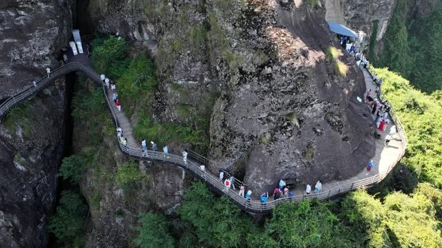 万人同游 乐享仙山 | 龙虎山景区迎万人系列团，人气火爆！