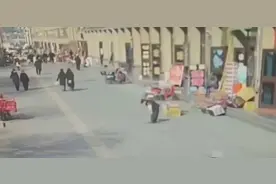 危险！男童点爆竹扔进下水道，被掀起数米高……图片