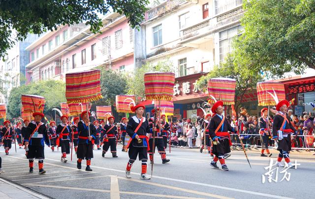 瑶山焕彩 盛会倾城｜连南民族特色巡游引万人空巷