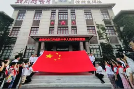 焦作首次获赠天安门国旗图片