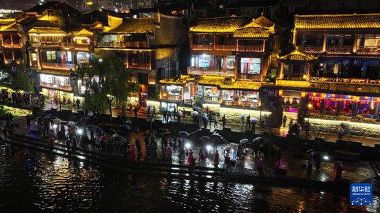 湖南凤凰：特色旅拍丰富旅游体验