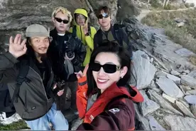 李现徒步虎跳峡举国旗幕后，博主偶遇帅哥想搭讪竟然是李现图片