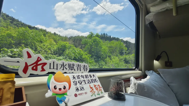 “南方列车·潇湘号”新疆全景大环线18日游，8月长沙出发，9999元起