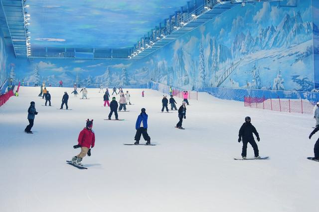 机器人递雪鞋、“极光”下看飘雪，武汉冰雪中心开业一年迎40万人次