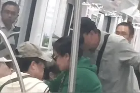 众志成城！老人地铁上突然昏倒“濒死”，幸遇众人施救，南京警方：老人已无生命危险图片