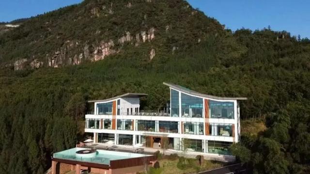 在上班和上进中，选择了上茶——住进红岩坝民宿，把生活泡成一杯茶​