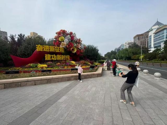 今天凌晨，完美合龙，视频！天安门广场大花篮亮相，长安街国庆花坛都布置好了！
