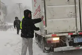 交通正能量 | 秦岭山路上的风雪大救援图片