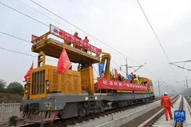 浙江：杭温铁路开始架设接触线图片